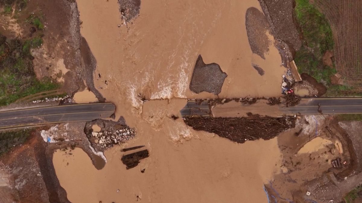 Bouře Byron dál bičuje Středomoří. Způsobuje bleskové povodně